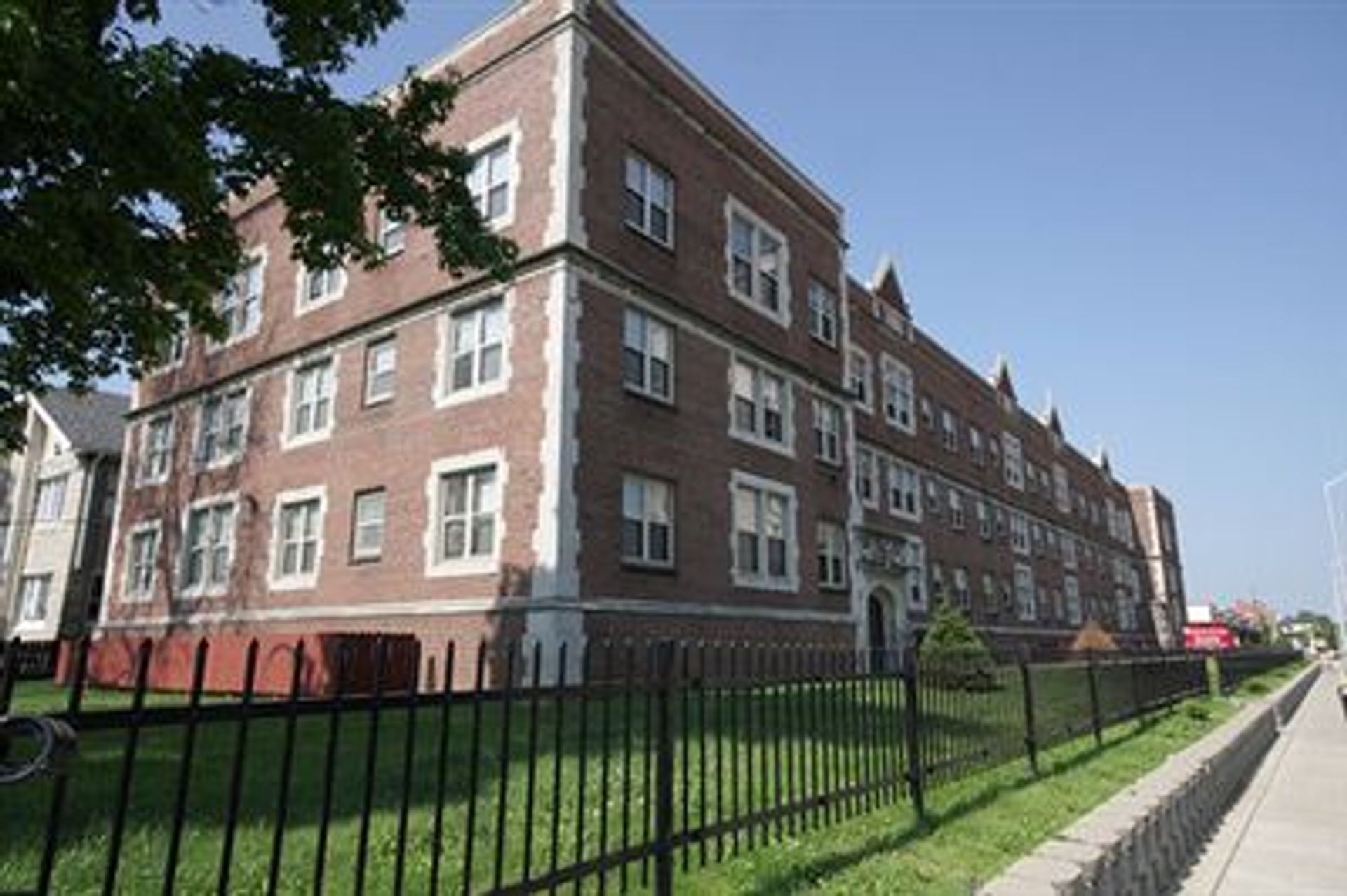 INDIANAPOLIS Apartment: 37 - 57 E 38TH STREET, BARRINGTON APARTMENTS