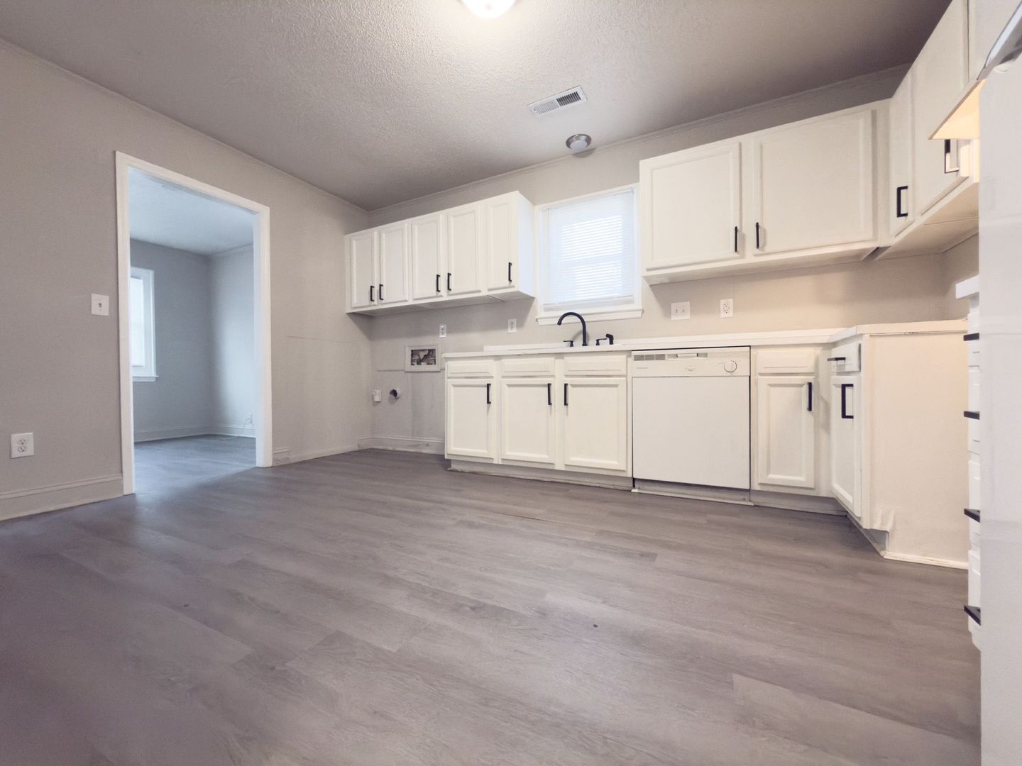 Charleston Apartment: 836 White Oak Dr