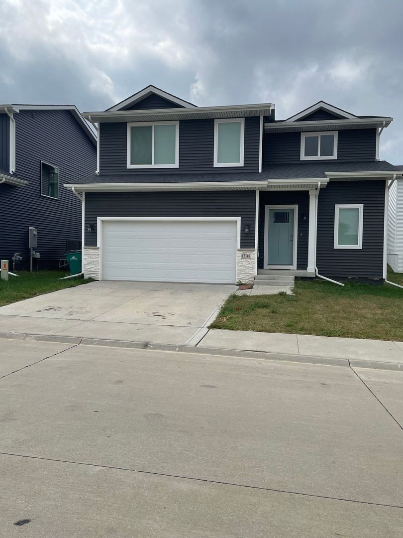 Urbandale House: 15140 Foxglove Lane