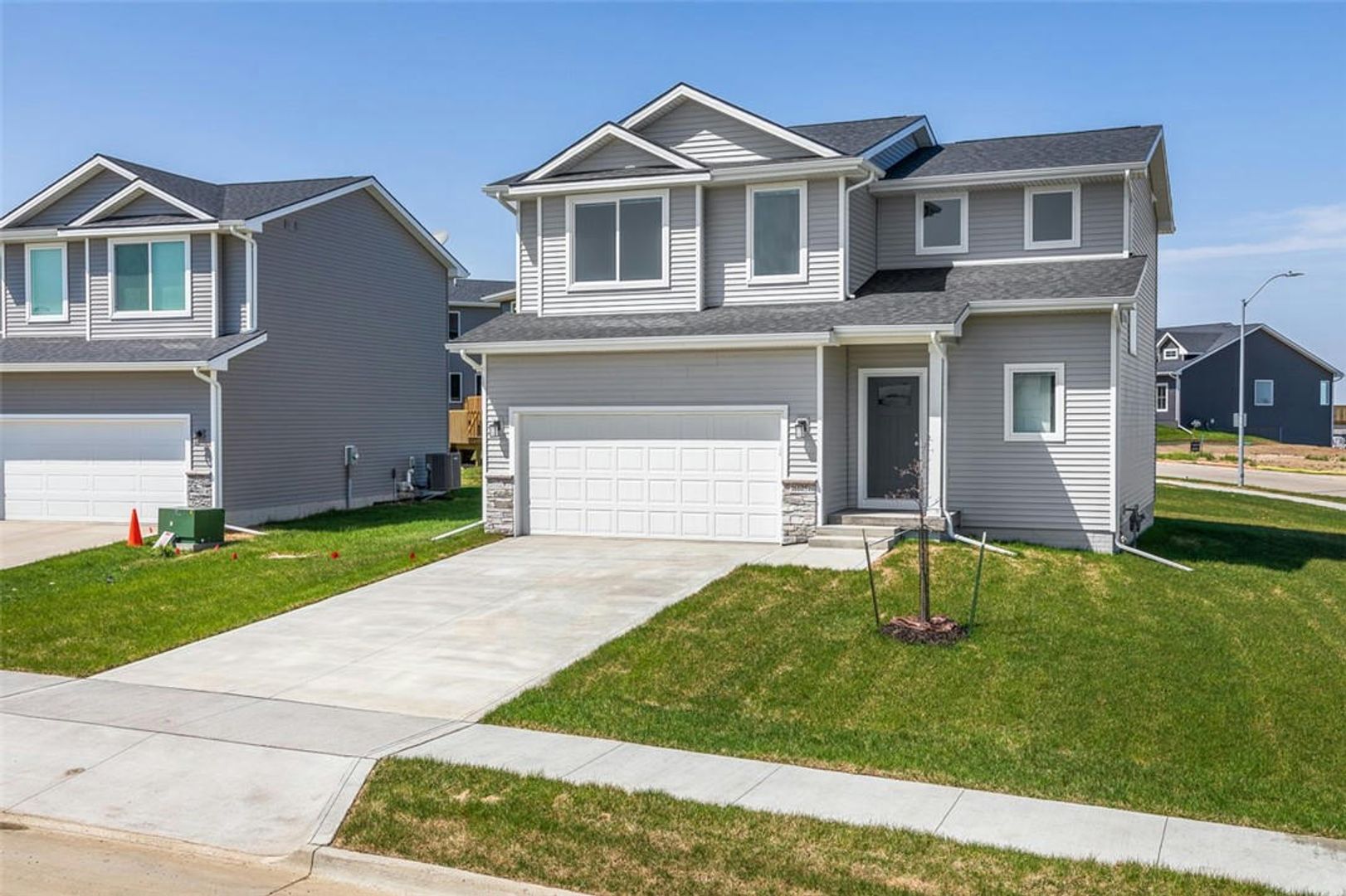 Urbandale House: 16605 Oakwood Drive