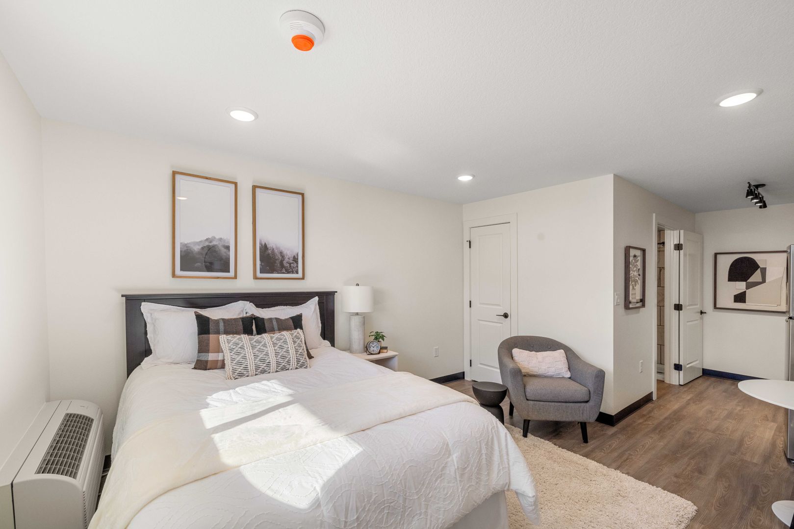 Urbandale Apartment: 7627 Hickman Road