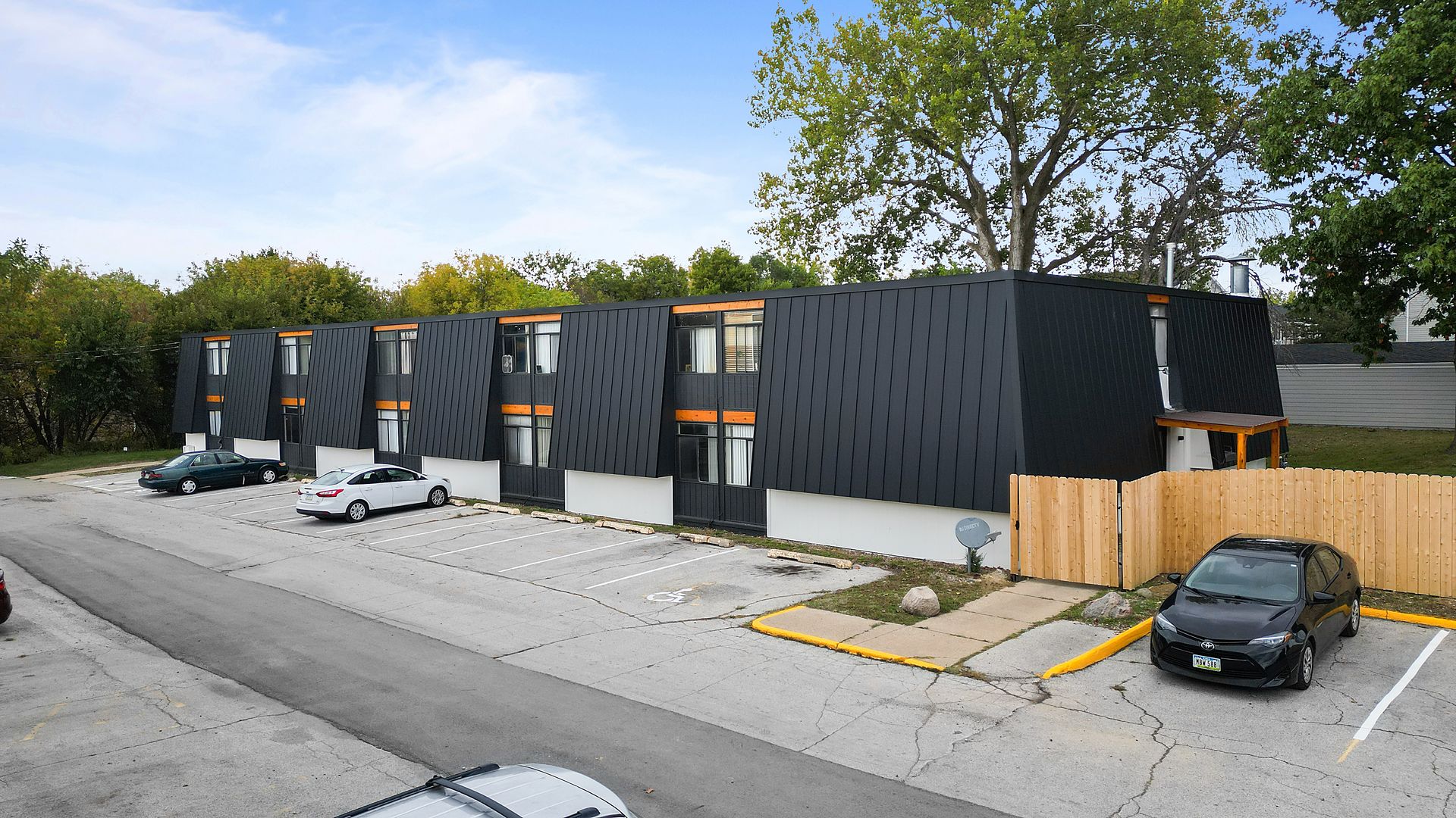 Urbandale Apartment: 7631 Hickman Road