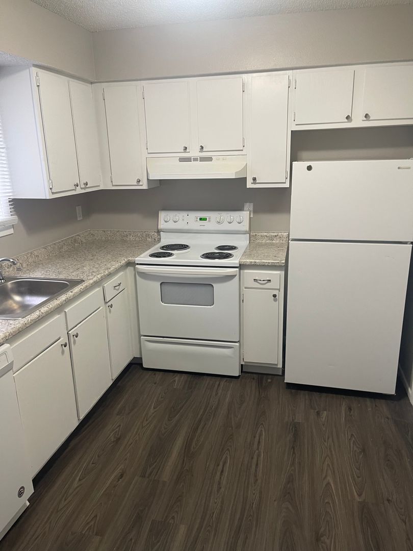 Des Moines Apartment: 1624 E Pleasant View Drive