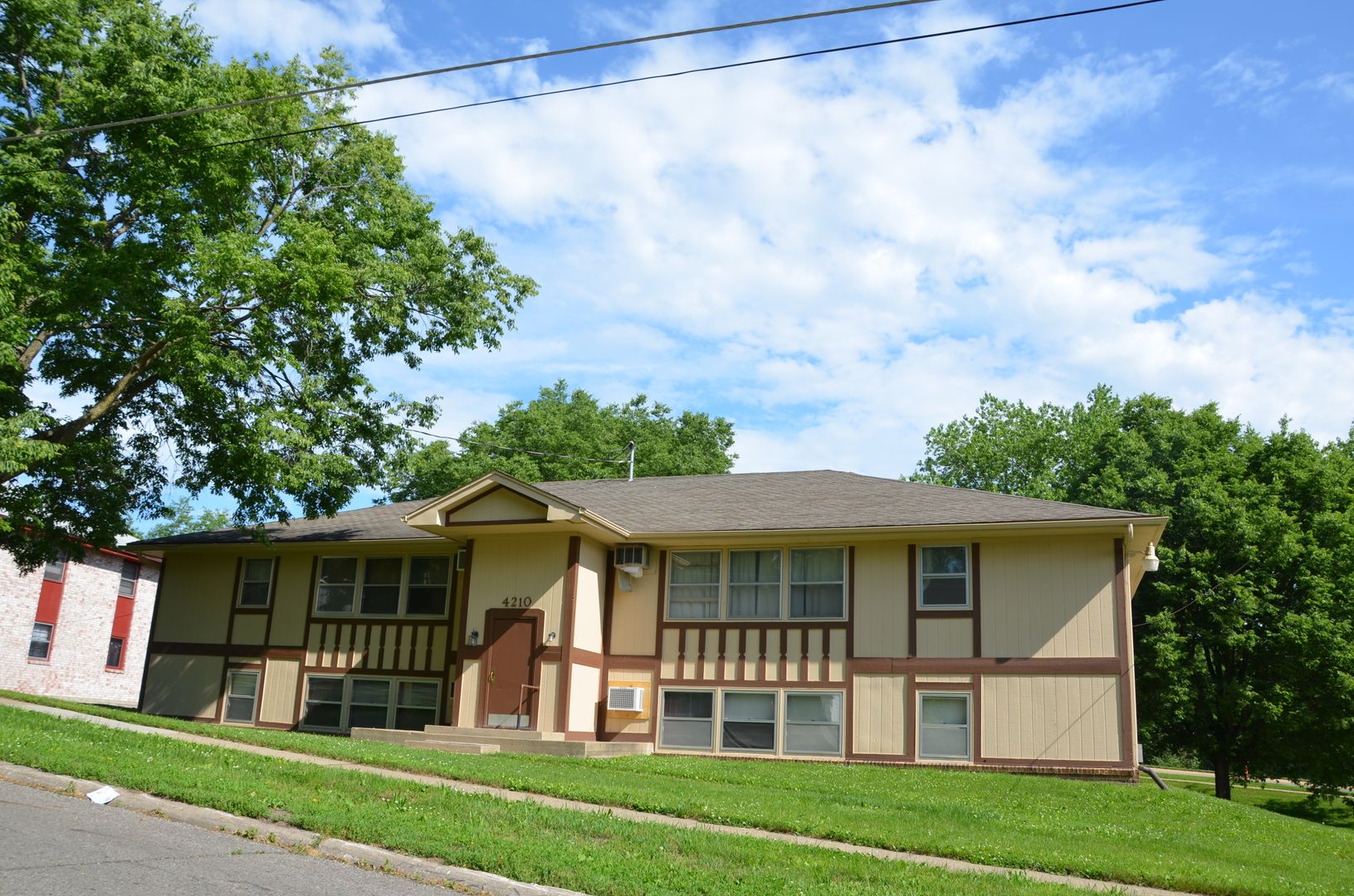 Des Moines Apartment: 4210 Knob Hill Drive