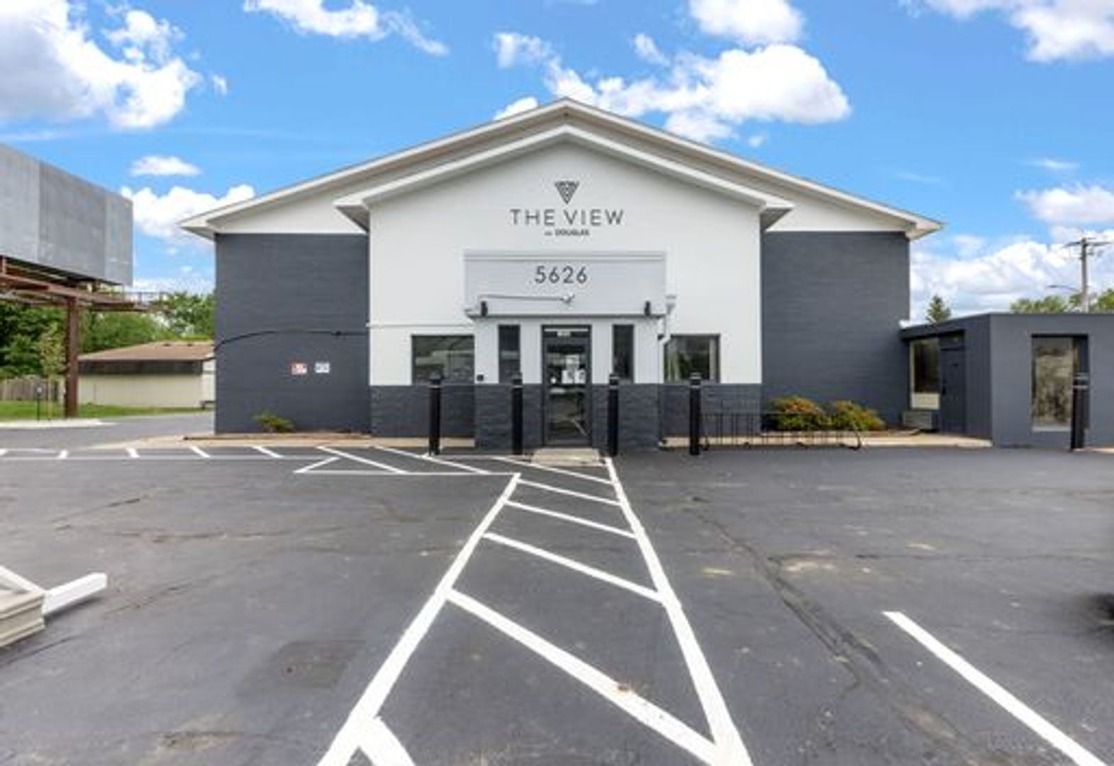 Des Moines Apartment: 5626 Douglas Avenue