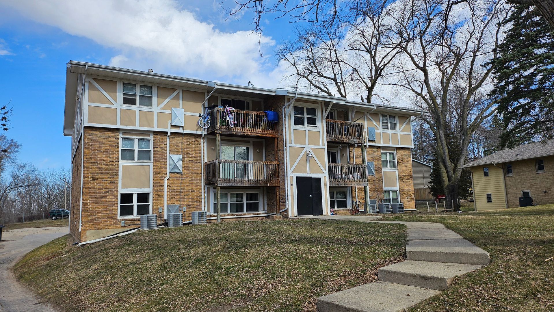 Des Moines Apartment: 1195 NW Aurora Avenue