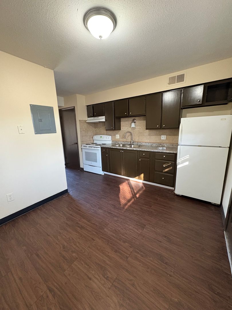 Urbandale Apartment: 2401 Rocklyn Drive & 6820 Holcomb Avenue