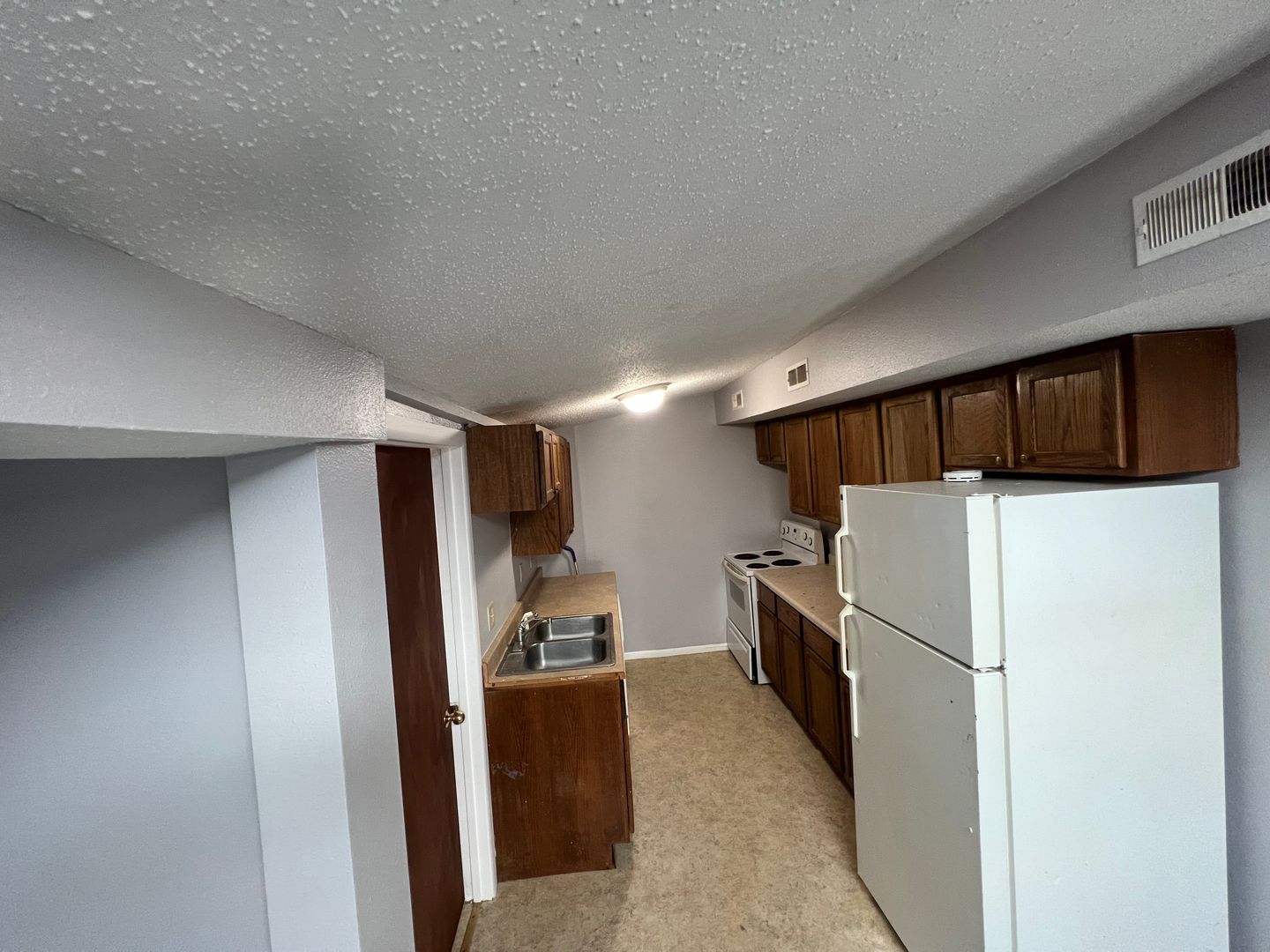 Adel Apartment: 115 S 6th Street