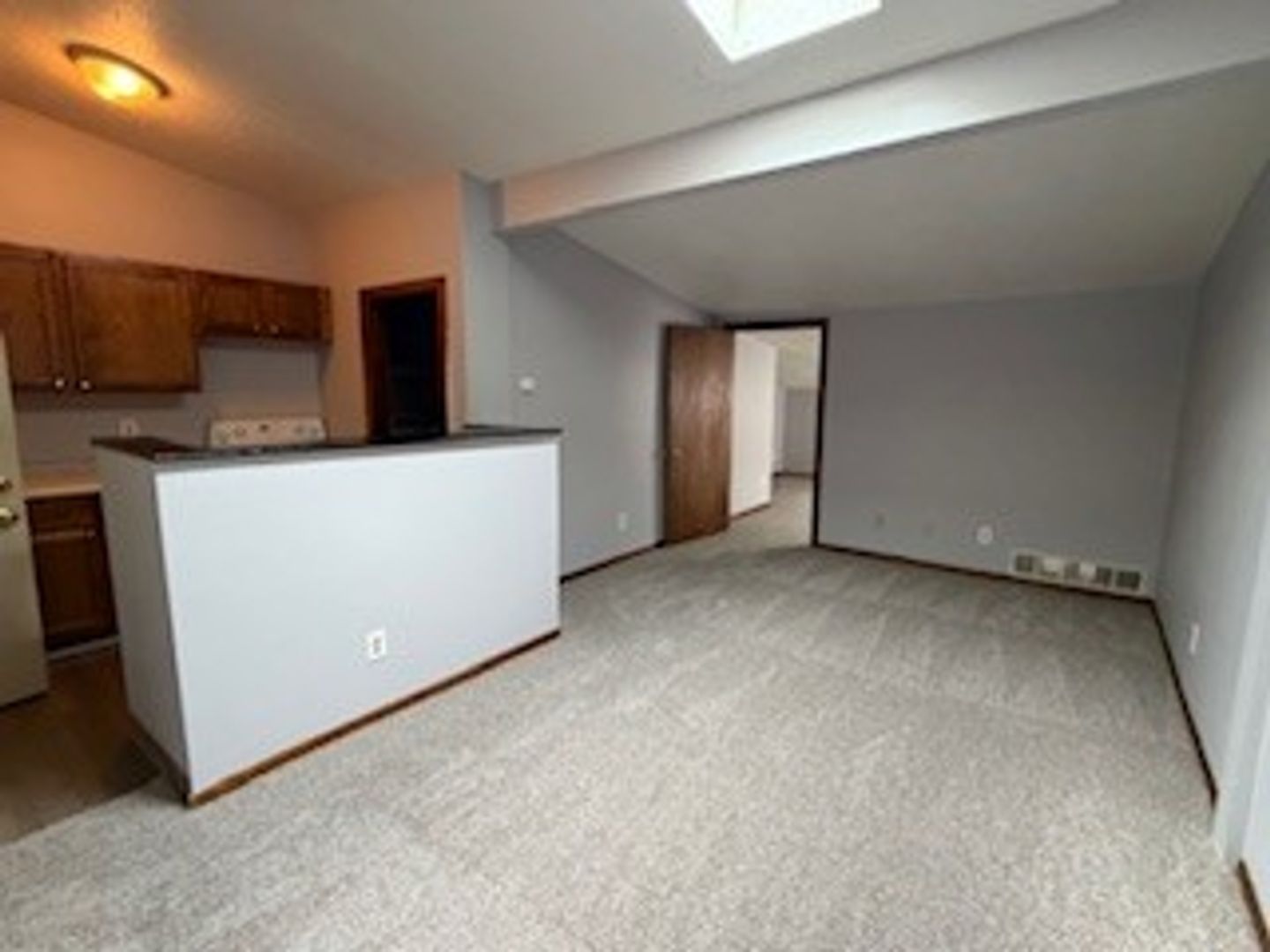 Adel Apartment: 115 S 6th Street