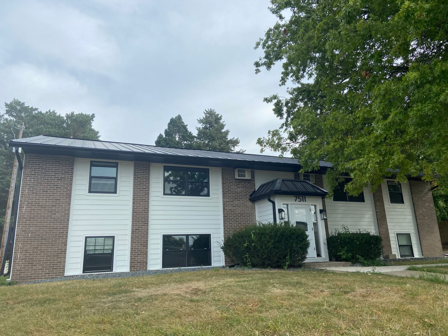 Urbandale Apartment: 7511 Dennis Drive