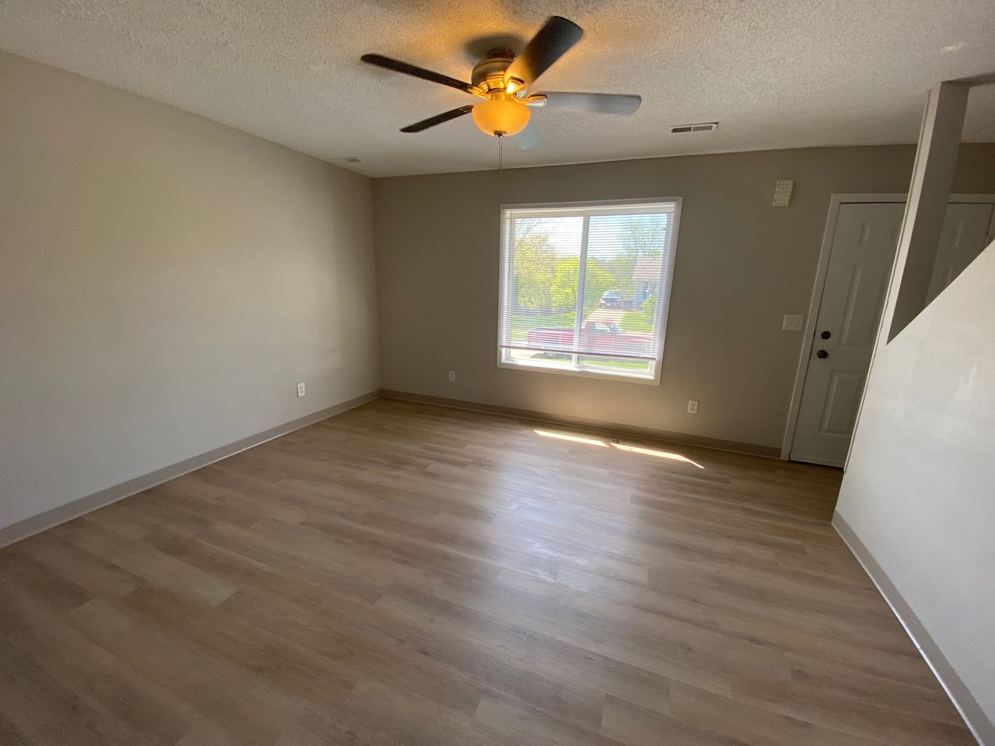 Des Moines Apartment: 1630 E Pleasant View Drive