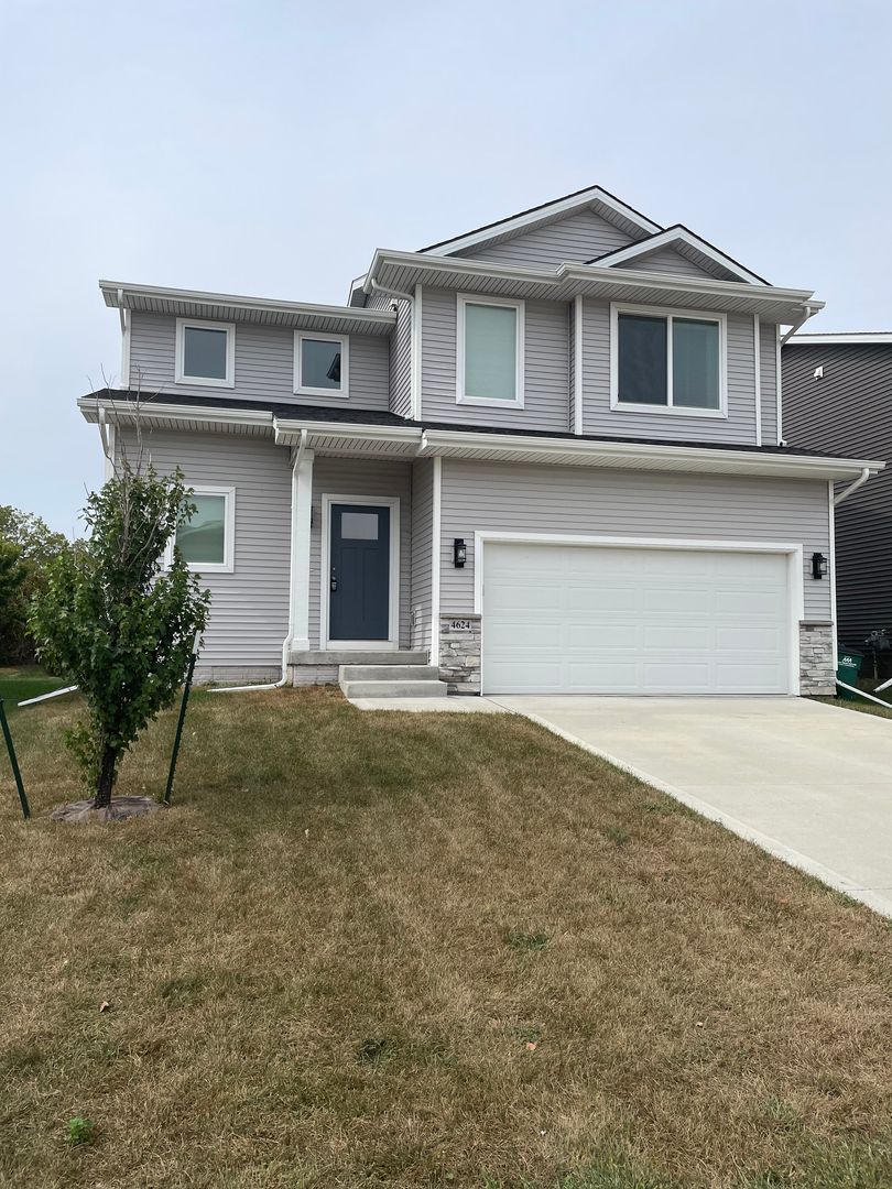 Urbandale House: 4624 167th Street