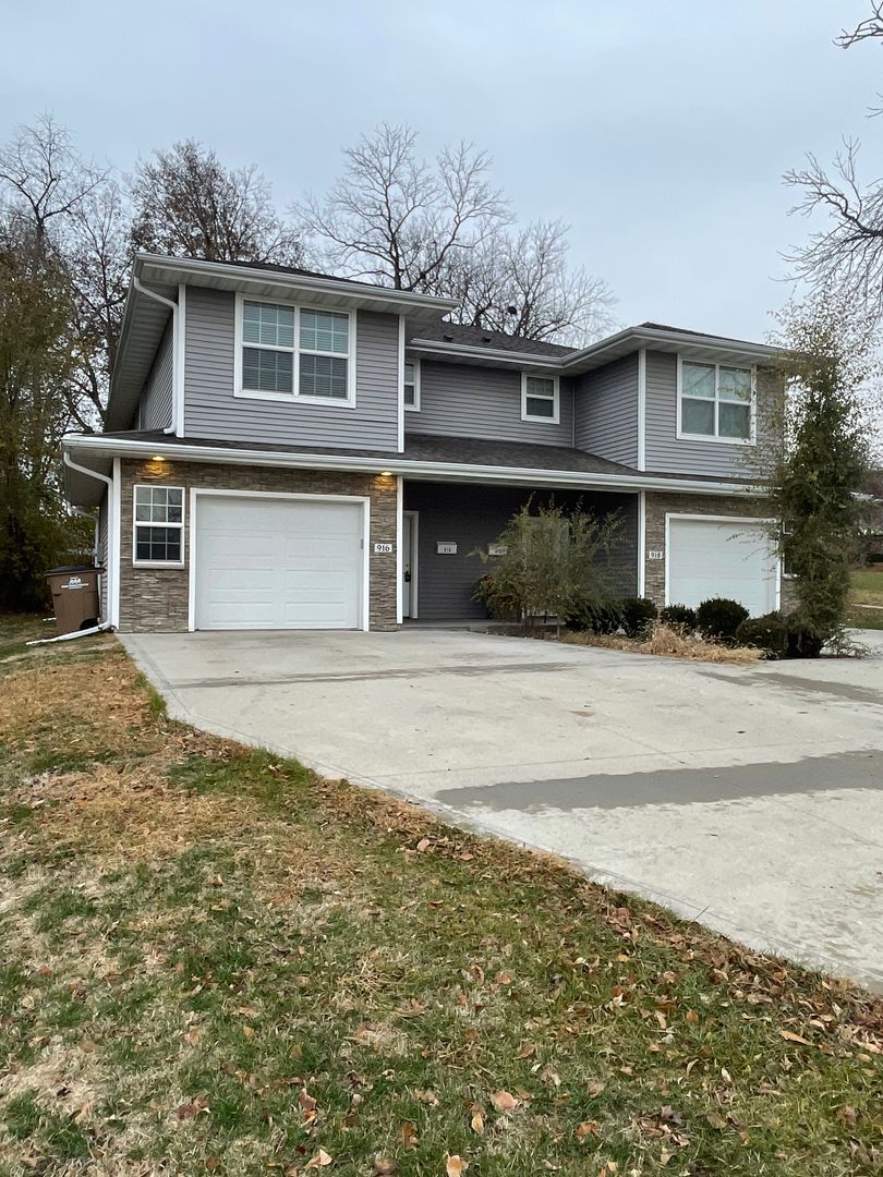 West Des Moines Apartment: 916 9th Street