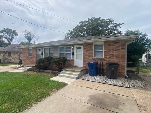 Great 2 Bedroom Duplex with Fenced in Backyard! – photo 1