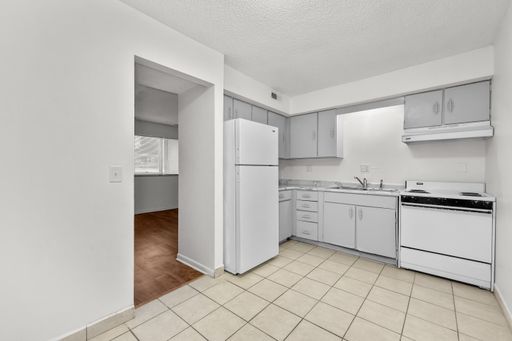 Comfort, Convenience & Your Own Private Balcony! – photo 1