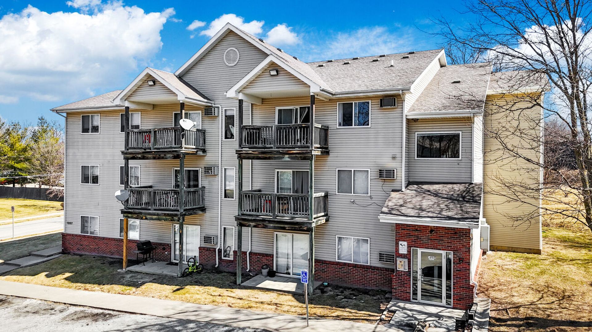 Des Moines Apartment: 1201 E Bell Avenue