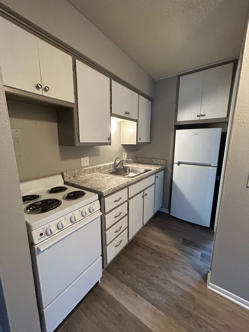 Des Moines Apartment: 2125 Indianola Avenue