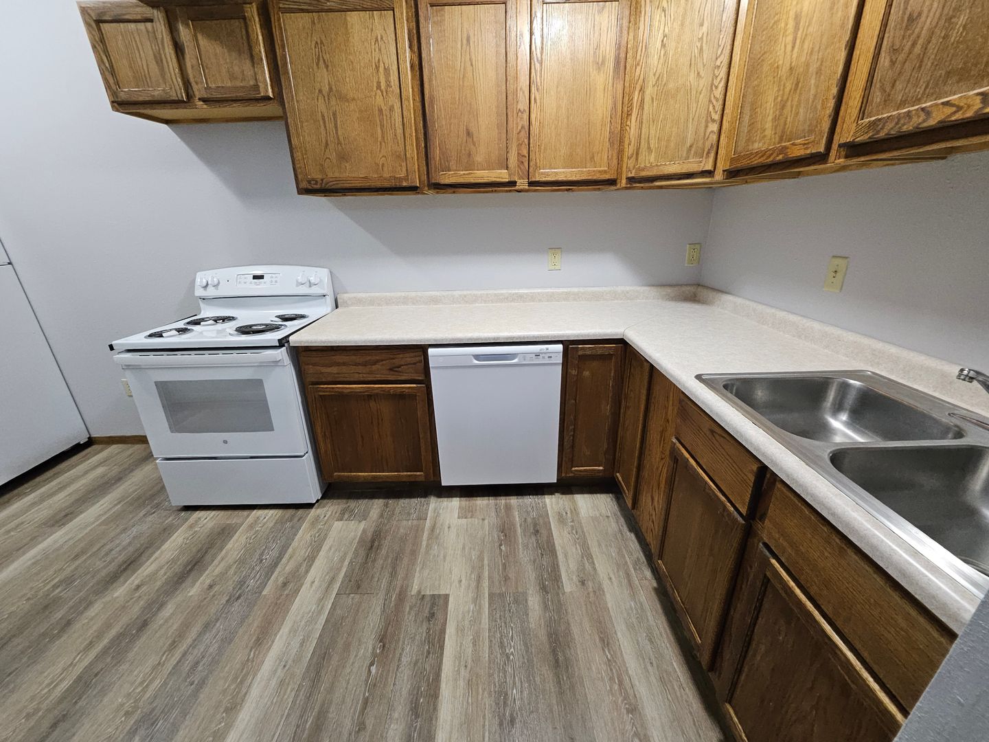 Adel Apartment: 115 S 6th Street