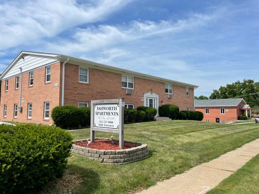 Two Bedroom Apartment in West Des Moines! Perfect Location!
