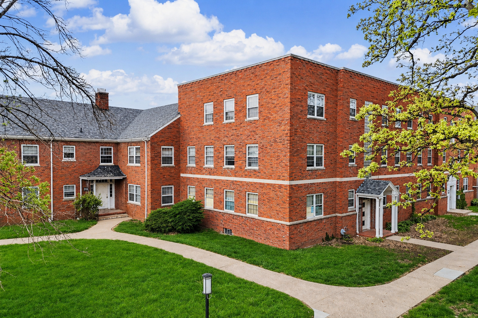 Des Moines Apartment: 3333 Grand Avenue