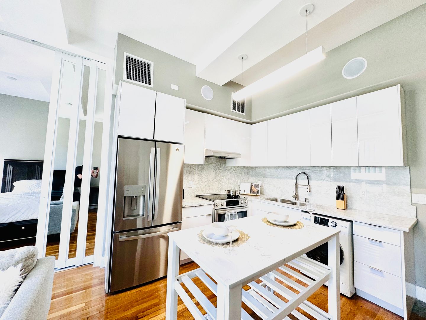 Los Angeles Apartment: 125 West 4th St