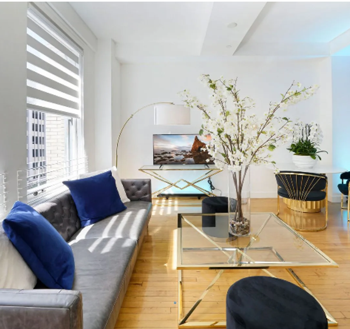 Los Angeles Apartment: 125 West 4th St
