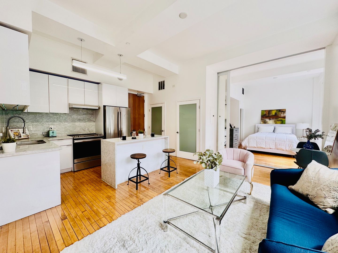 Los Angeles Apartment: 125 West 4th St