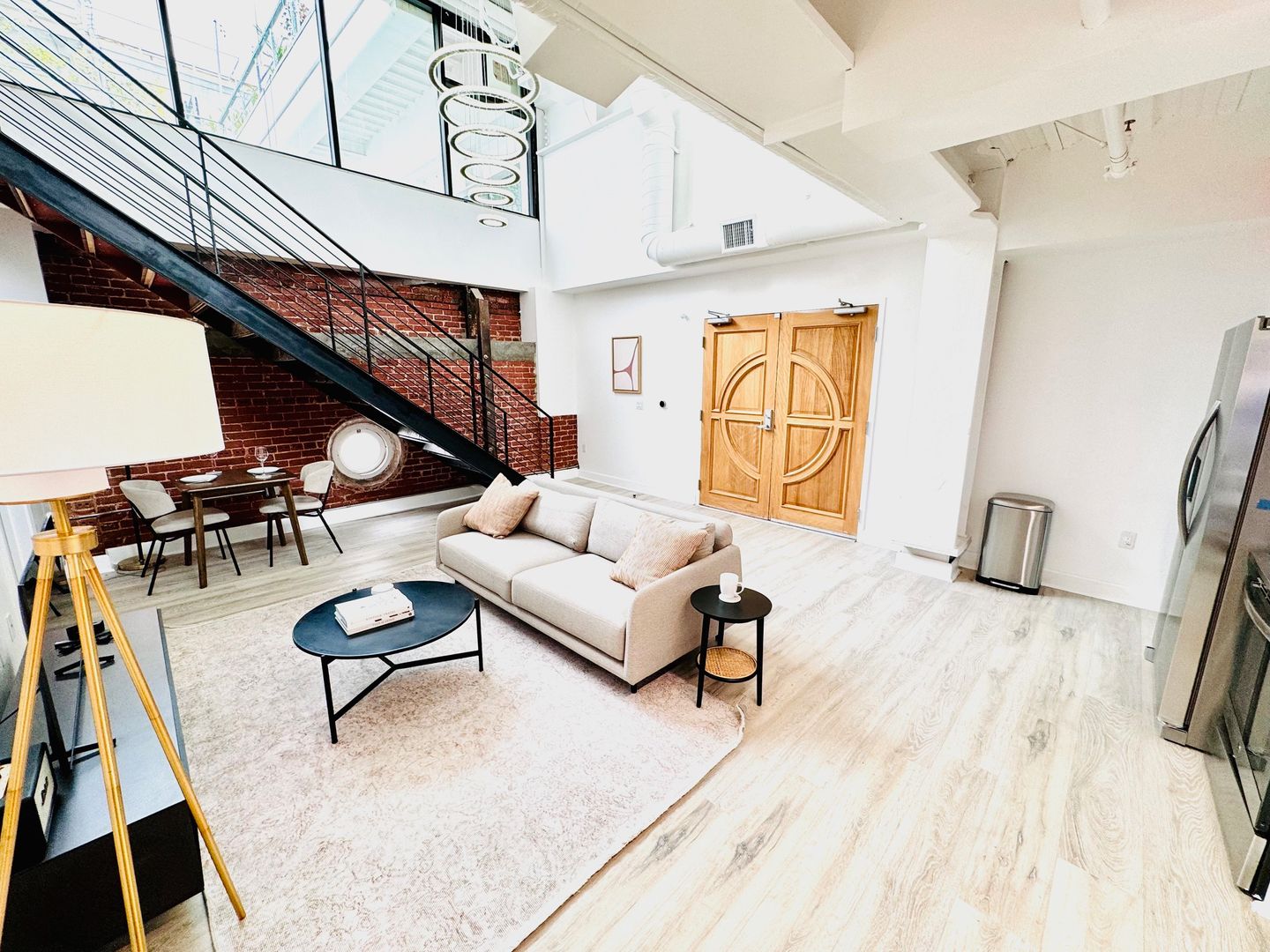 Los Angeles Apartment: 125 West 4th St