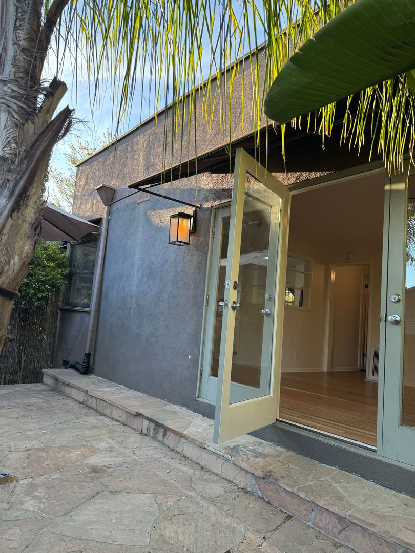 Los Angeles Apartment: 3753-3757 1/2 Monon St