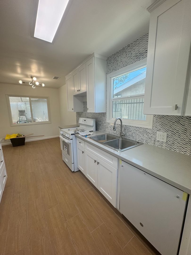 Van Nuys Apartment: 14937 Saticoy St