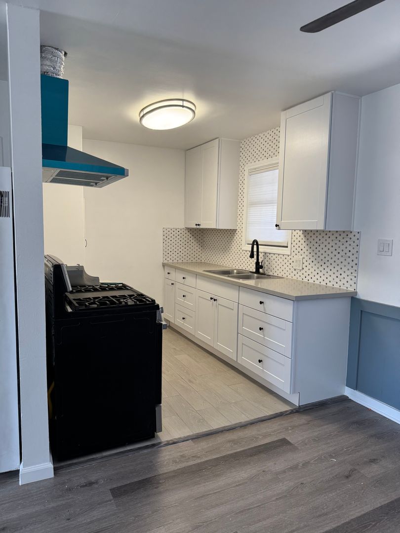 Van Nuys Apartment: 14937 Saticoy St