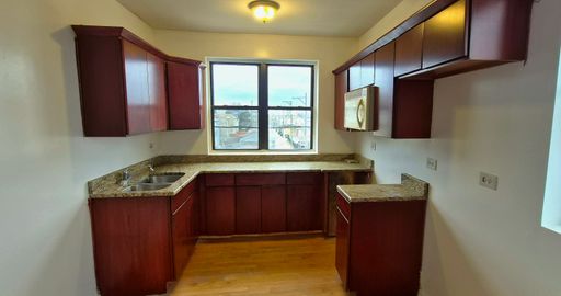 Sun-Filled Third-Floor 2-Bedroom Residence - Heat Included – photo 1