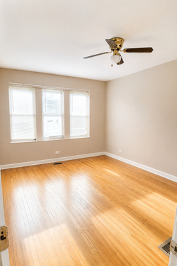 Bright & Spacious First-Floor 2-Bedroom Residence Near Logan Square – photo 1