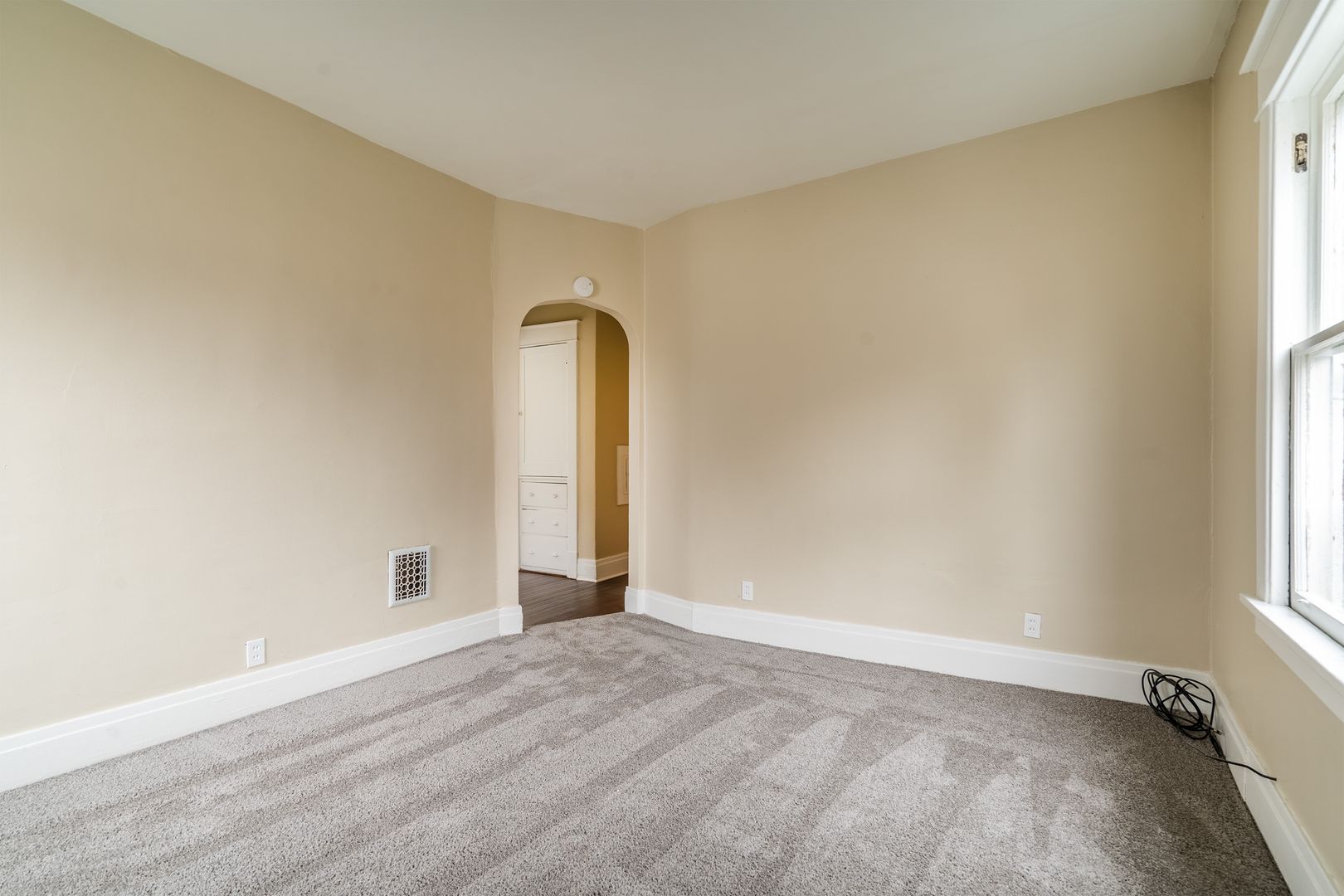 Buffalo Apartment: 206 Saranac Avenue