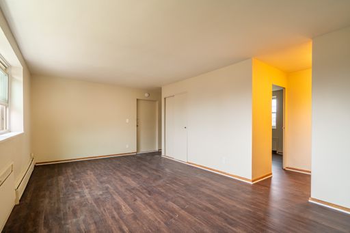 Comfortable 2 Bedroom Apartment Near Delaware Park! - Delaware Ave Apartments – photo 1