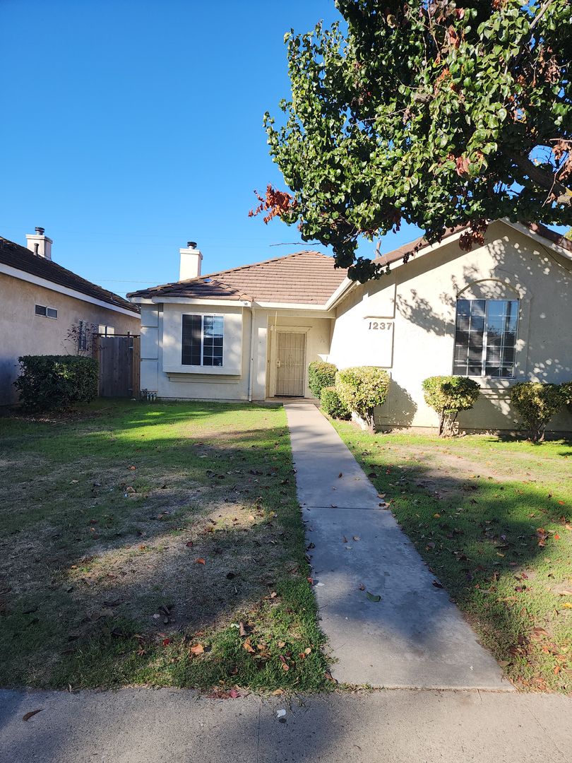 Modesto House: 1237 Collier Ave.