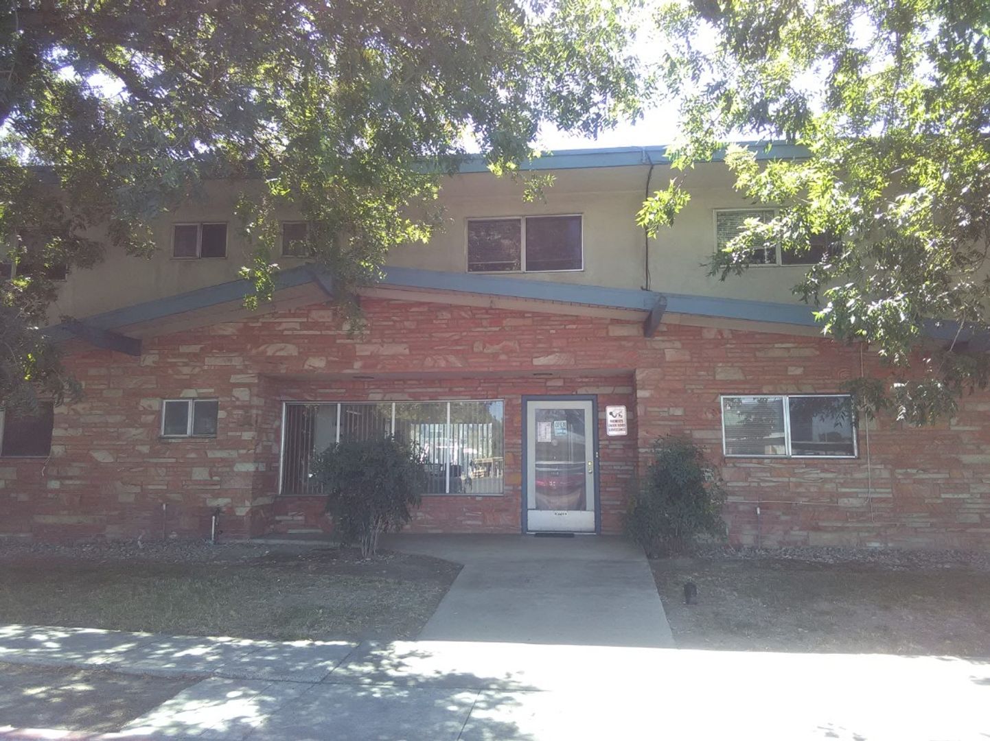 Modesto Apartment: 150 E. Orangeburg Ave.