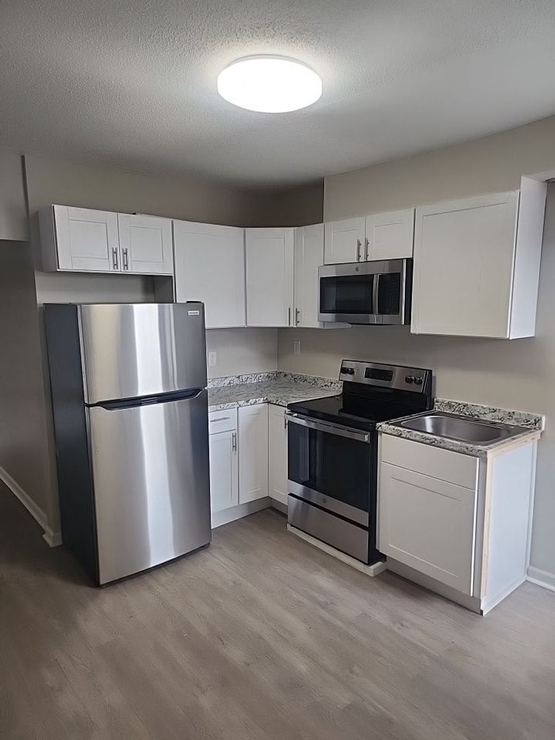 Hartford Apartment: 222-224 Maple Avenue
