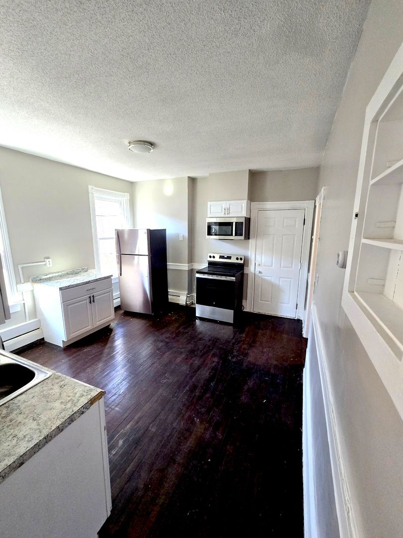 Hartford Apartment: 93 Maple Avenue