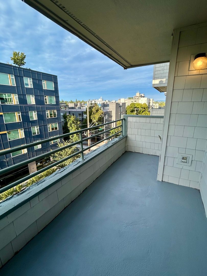 Seattle Apartment: 6700 Roosevelt Way NE