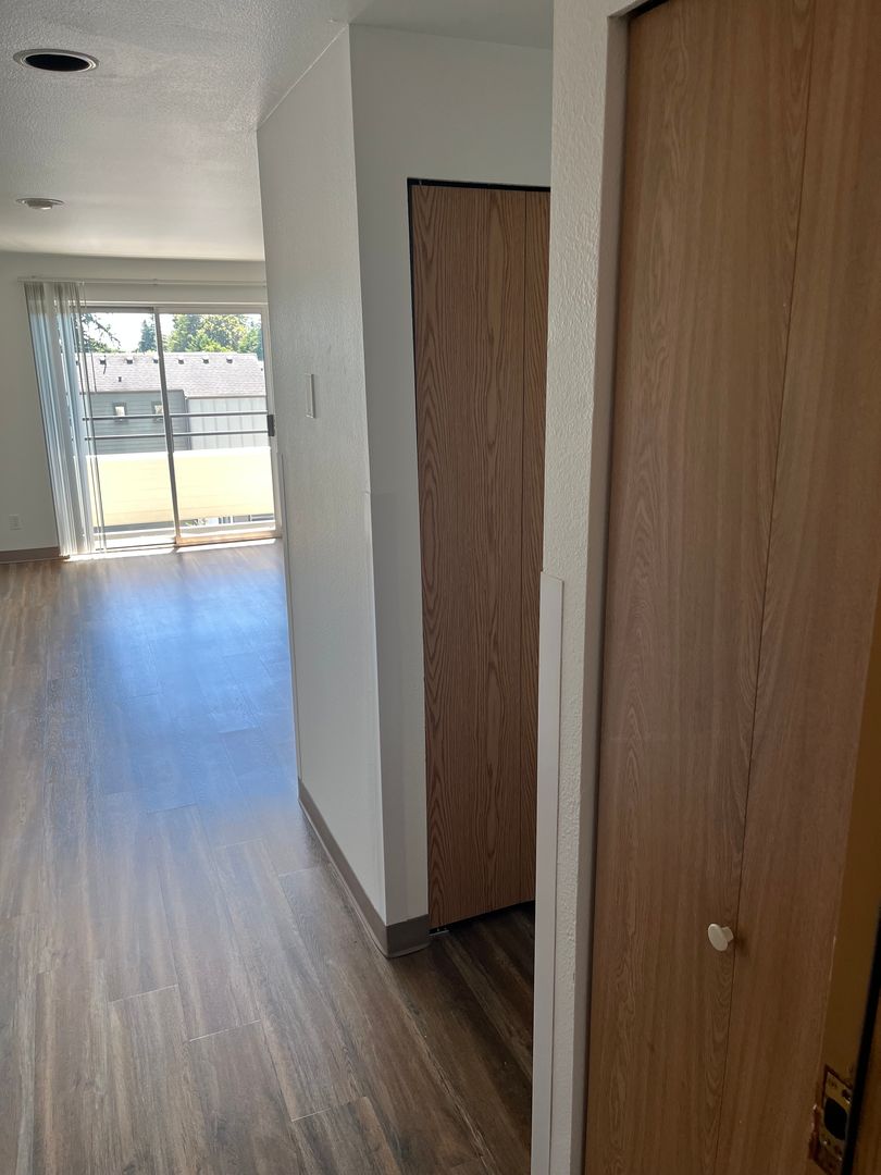 WINCHESTER APTS. 4 of 8