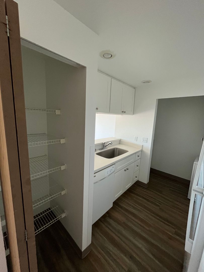 WINCHESTER APTS. 5 of 8