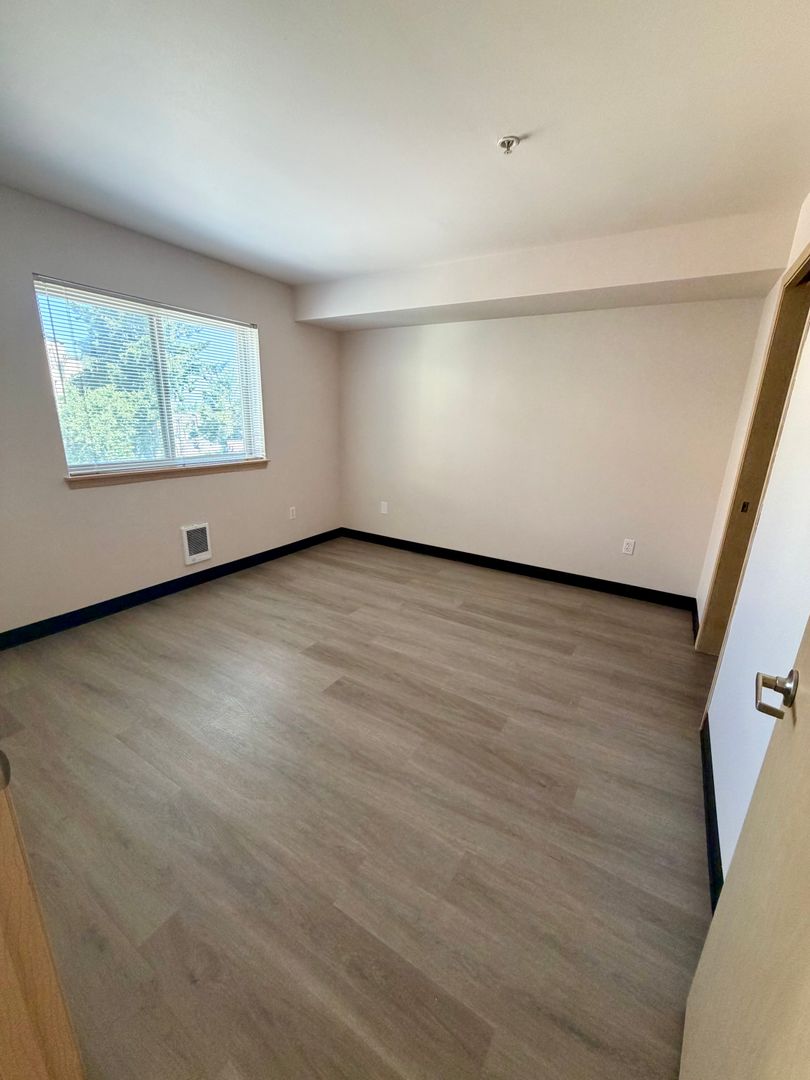 1700 MADISON APTS. 5 of 8