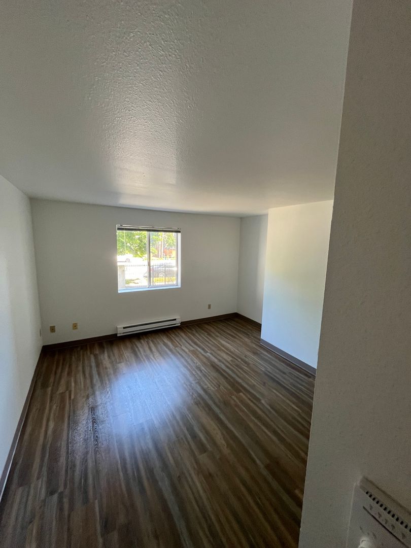 WINCHESTER APTS. 6 of 12