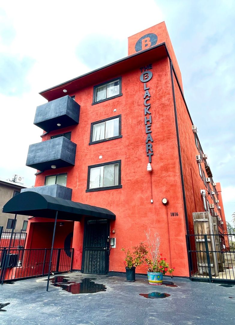 Los Angeles Apartment: 1816 N. Gramercy Place