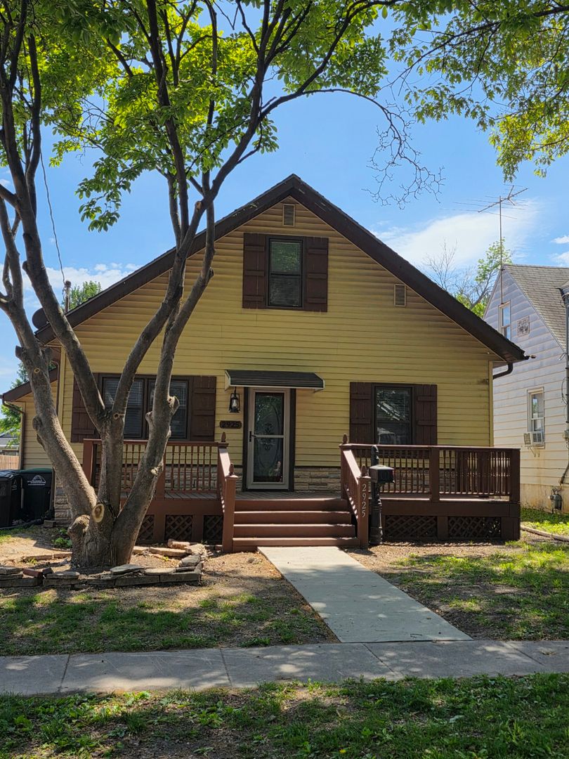 Des Moines House: 2925 Maple St