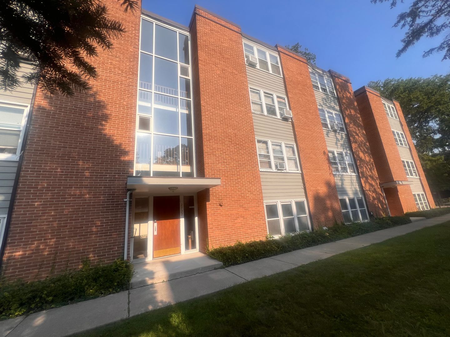Evanston Apartment: 2725 Central St