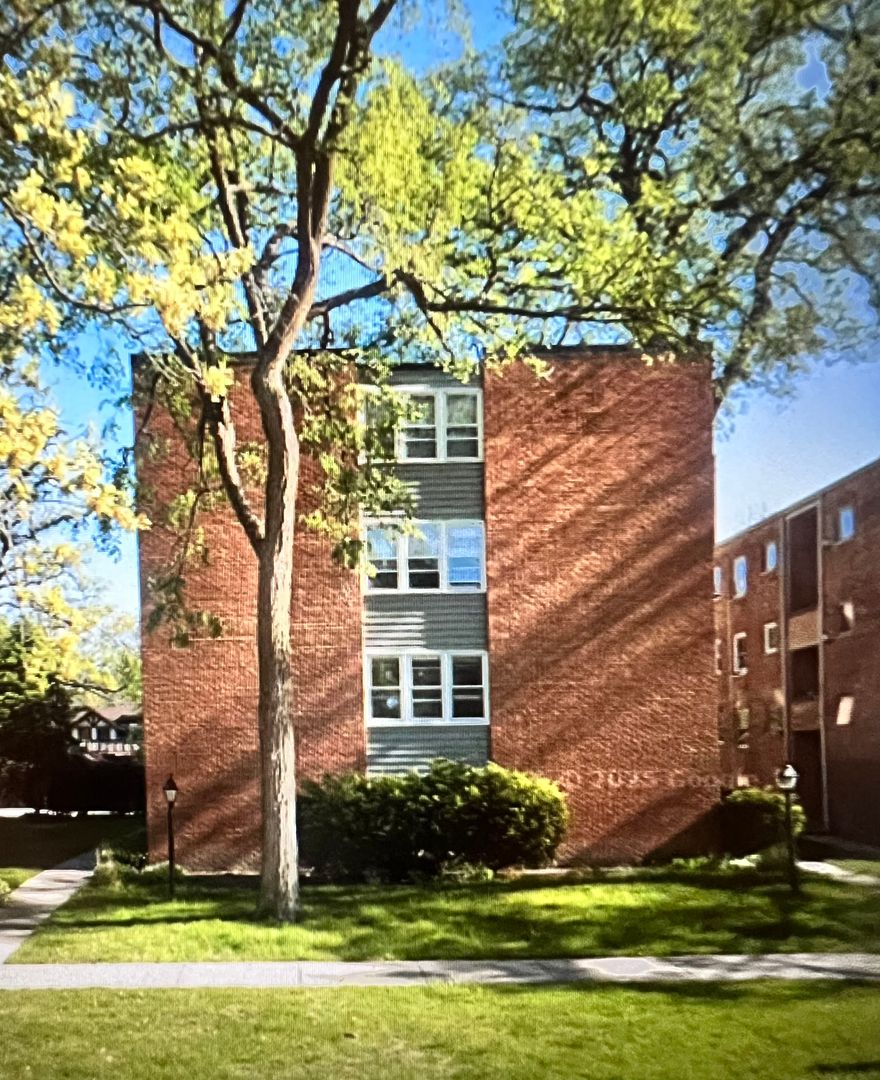 Evanston Apartment: 2725 Central St