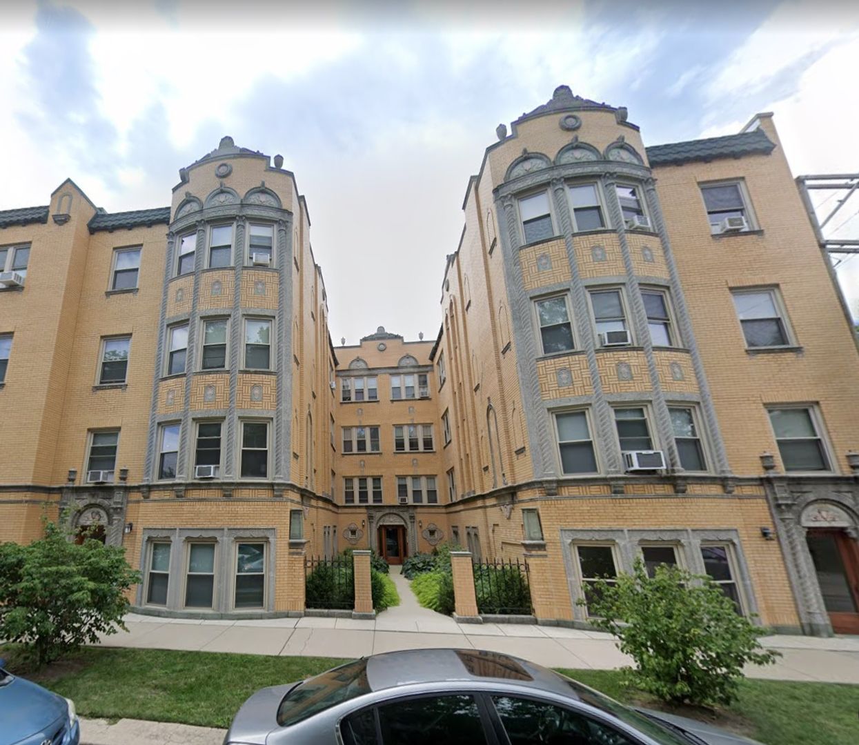 Chicago Apartment: 3401 W Balmoral