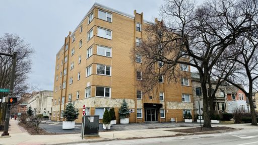 Spacious 2-Bedroom, 1.5 Bath in the Heart of Evanston! – photo 1